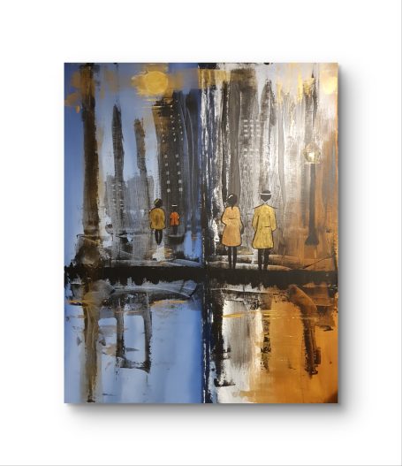 Gegensätzliche Farbtöne von Blau, Grau und Gold mit silhouettenhaftem Stadtbild und Personen in Regenmänteln.