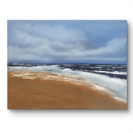 Sturmisches Meer mit Wellen, grauem Himmel und sandigem Strand.
