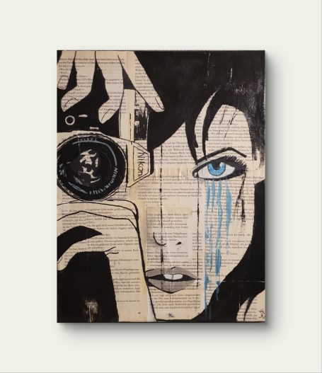 Porträt einer Frau mit Kamera und blauen Tränen, auf Papiertext Hintergrund.