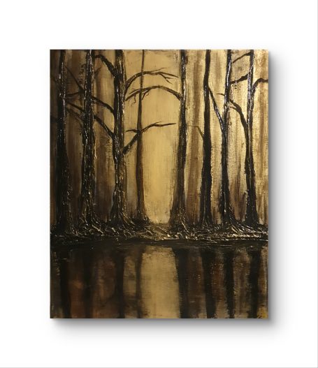 Dunkler Wald mit reflektierenden Bäumen und goldenem Hintergrund.