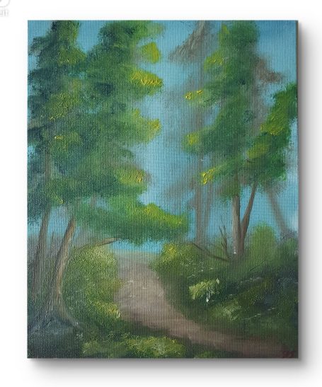 Waldlandschaft mit einem schmalen Pfad und grünen Bäumen im Dunst.