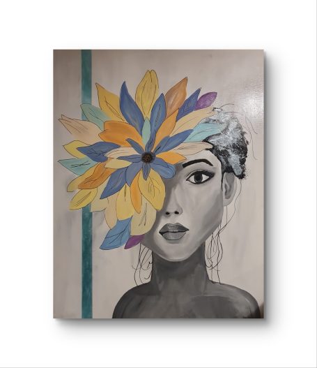 Porträt einer Frau mit buntem Blumen-Design auf dem Kopf, in Schwarz-Weiß gehalten.
