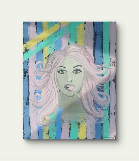 Portrait einer Frau mit pinken Haaren, die einen Lutscher hält, vor buntem Hintergrund.