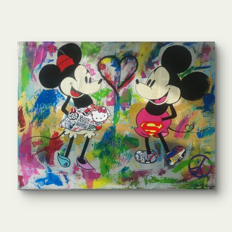 Mickey und Minnie Mouse vor einem bunten, abstrakten Hintergrund.