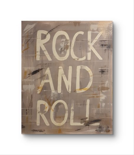 Graue Leinwand mit der Aufschrift "ROCK AND ROLL" in großen, beige Buchstaben.