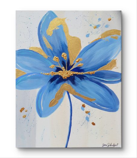Blaue Blume mit goldenen Akzenten auf hellem, abstraktem Hintergrund.