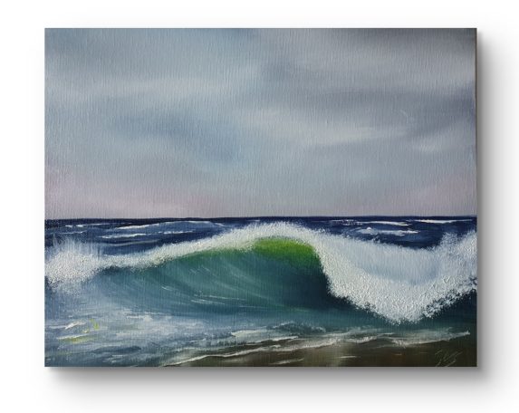 Eine Welle bricht an einem ruhigen Strand unter grauem Himmel.