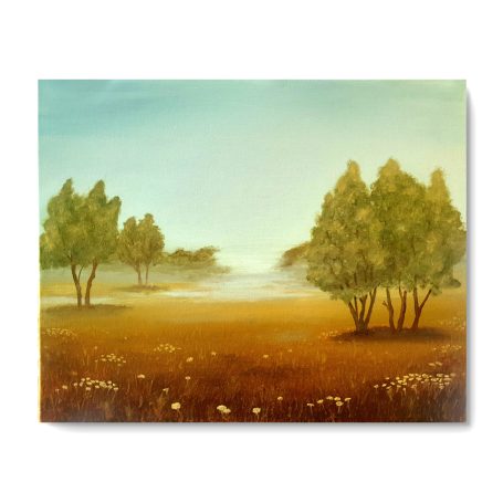 Landschaft mit sanften Hügeln, Bäumen und einem nebligen Hintergrund in warmen Erdtönen.