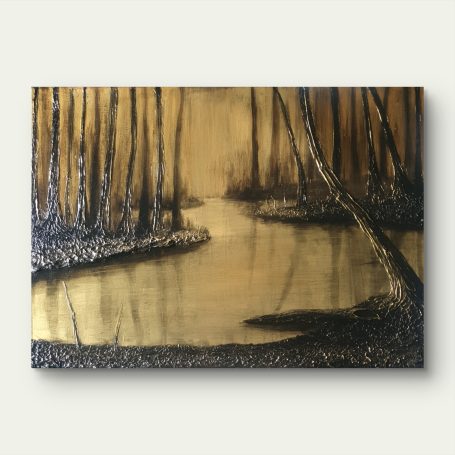 Ein ruhiger Fluss durch einen nebligen Wald in sepiafarbenen Tönen.
