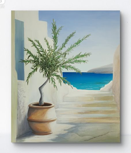 Olivenbaum in Topf vor Treppen und Meerblick in mediterraner Landschaft.